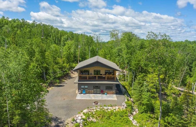 🌲 Cozy Cabin Retreat with Lake Views adventure in Every Season