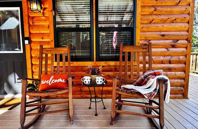 Cozy Cabin Retreat: Your Peaceful Getaway Awaits