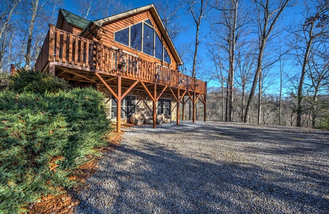 Cozy Cabin w/Game Room, Jetted Tub & Views | + Biltmore Pass Included