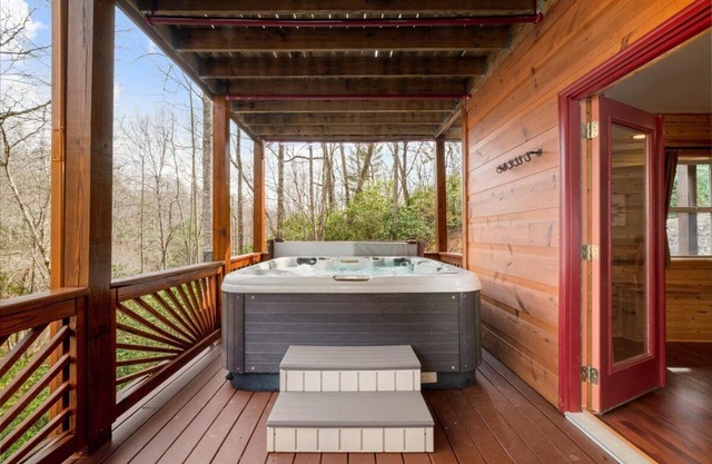 Cozy Cabin W/Hot Tub, Pool Table, and Fire Pit