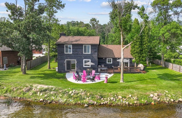 Cozy cabin with 100 ft of lake shore in the heart of the brainerd lakes area!