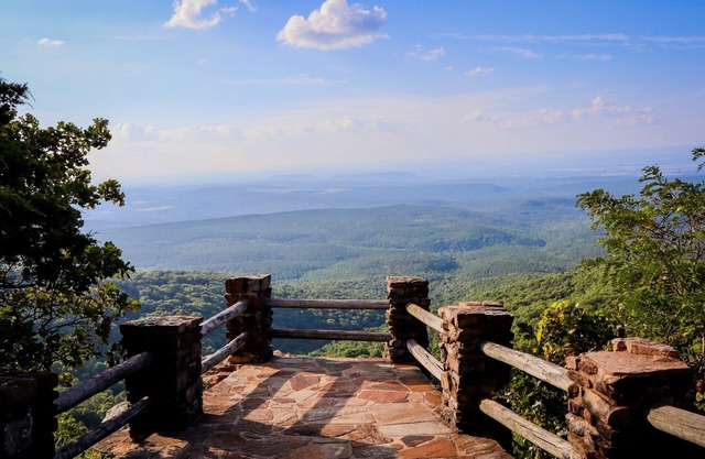 Cozy cabin with 2 beds near trails on the great Mount Magazine.n
