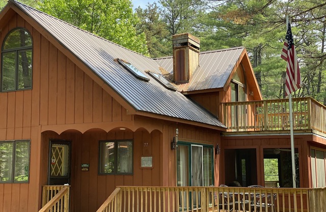 Cozy cabin with hot tub in a peaceful setting!