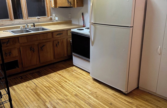 Cozy cabin with outdoor spaces where you can hear the waves of Lake Superior.