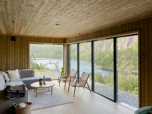 Cozy Cabin With View Over Åvedalsvannet