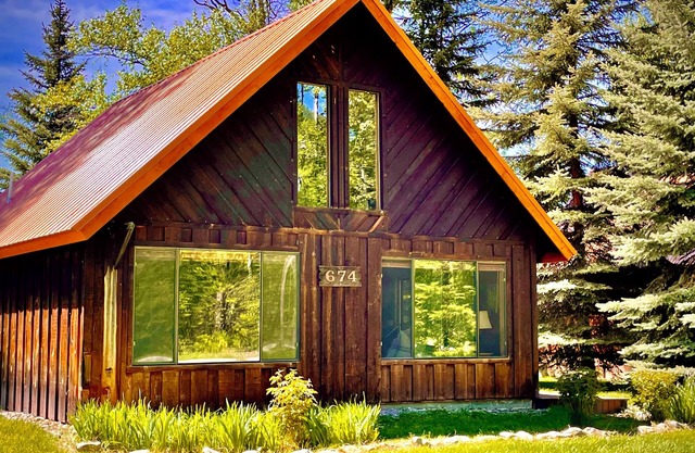 Cozy cabin with WiFi, AC in enchanting West Glacier, Montana