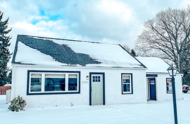Cozy Cape Cod with private HOT TUB