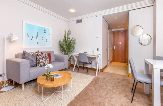 Cozy Central Apt. w/ Pool & Gym by Zodiak Stays