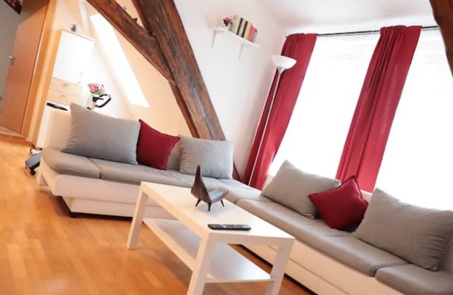 Cozy & central at the castle park with balcony