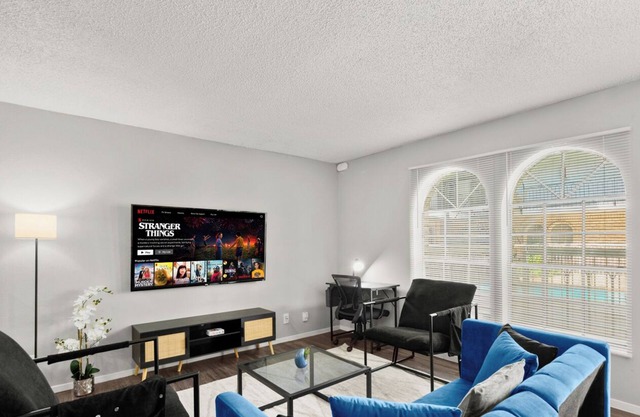 Cozy & Central ~ UT/Moody ~ Pool ~ Parking ~ WiFi