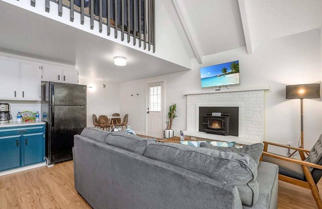 Cozy Chalet in Ocean Shores located within steps from the beach