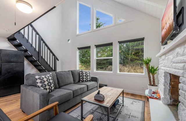 Cozy Chalet in Ocean Shores located within steps from the beach