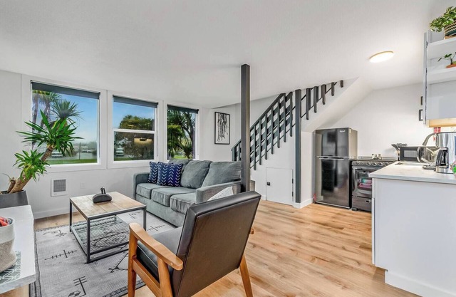 Cozy Chalet in Ocean Shores located within steps from the beach