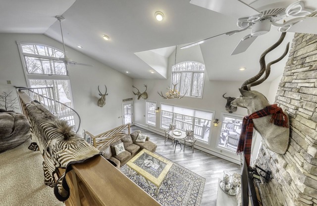 Cozy chalet with stunning views. Steps to slopes, ropes, golf and hiking trails