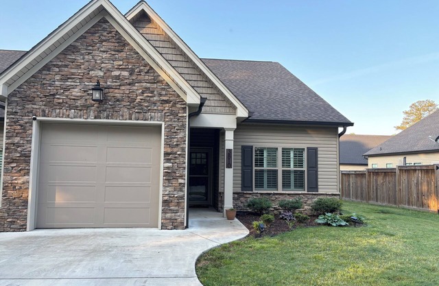 Cozy Clean Condo in Cleveland