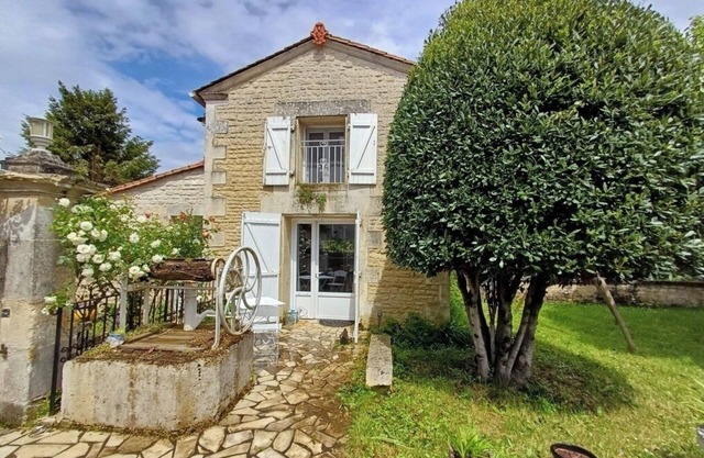 Cozy, comfortable gite, in the center of Rouillac, with private garden.