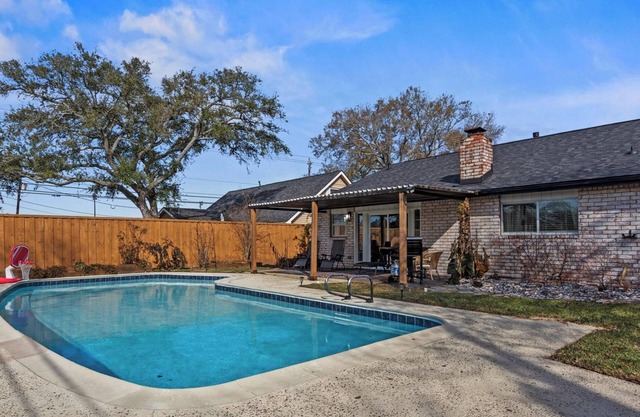 "Cozy Comforts of Home" Private POOL, 5 mins from Kemah Boardwalk & NASA