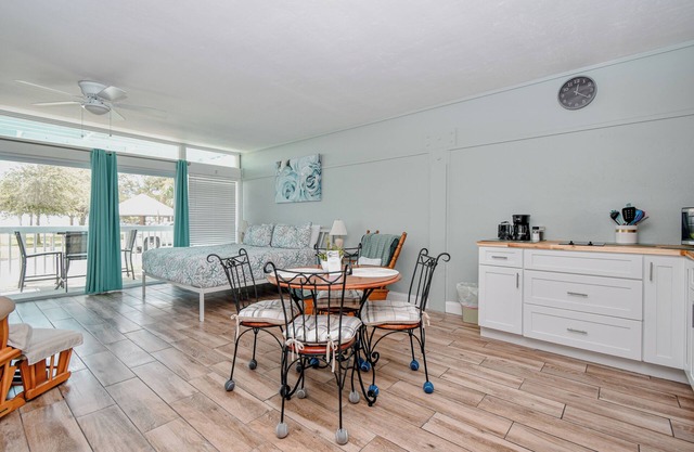 Cozy Condo 125-bedroom condo with WiFi, AC in beautiful Cedar Key