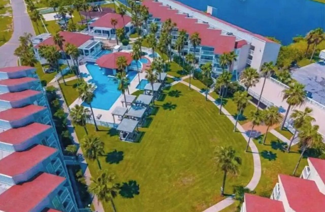 Cozy Condo steps from the beach! Room to Play!