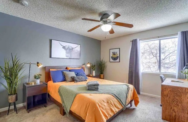 Cozy Condo, w/HotTub, Pool, and Sauna.