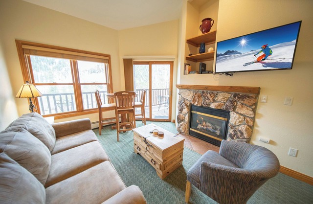 Cozy condo with views of the snowy mountains!