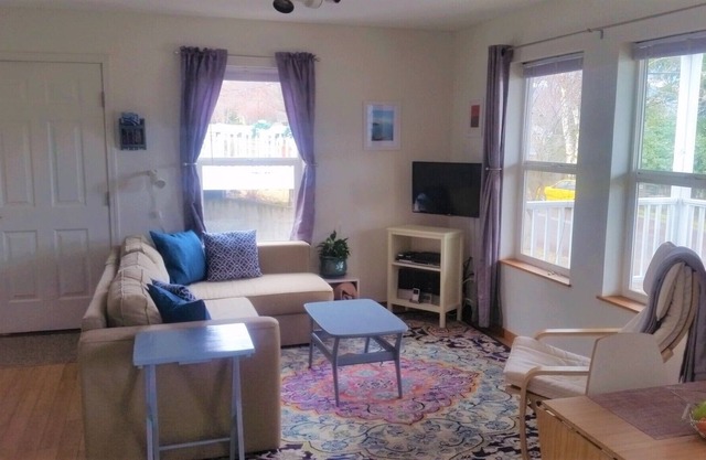 Cozy & Convenient 2BR/1BA Downtown Apartment