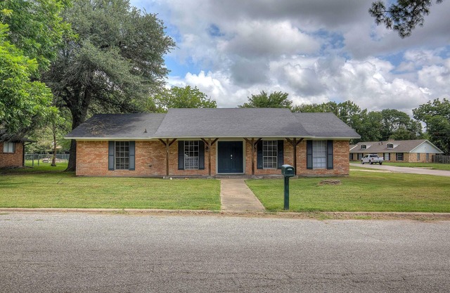 Cozy corner lot in Commerce, Texas.