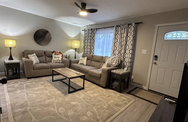 Cozy cottage, fully remodeled, close to the beach, local wineries or night life!
