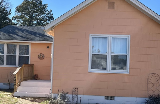Cozy cottage in a quiet neighborhood close to town, shops, and beach.