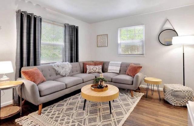 Cozy Cottage in Central Champaign Near UIUC Campus