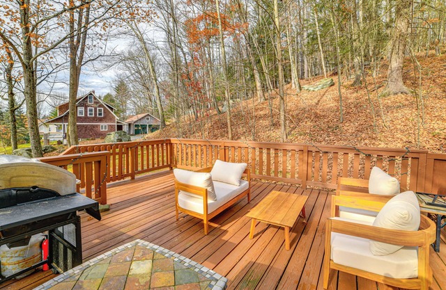 Cozy Cottage Near Hiking & Skiing!