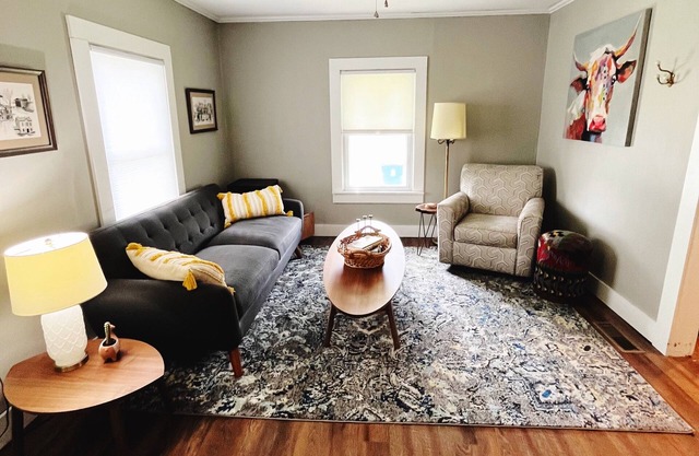 Cozy Cottage Near the Ozark Square. Less than 5 minutes to Finley Farms!