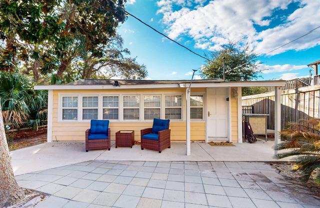 Cozy cottage with W/D, dog friendly & close to beach - Shared Outdoor