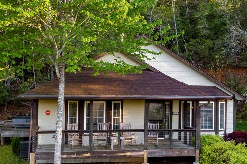 Cozy Cottage with a Jacuzzi in the Snowbird Mountain Range with Views of Lake Santeetlah, North Carolina