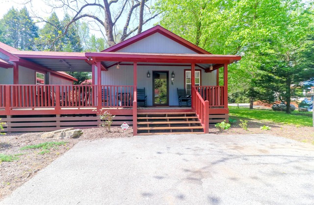 Cozy cottage with central AC, grill, fireplace, washer/dryer, & WiFi