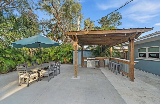 Cozy Cottage with Huge Patio full of Activities - Located right on Legacy Trail!