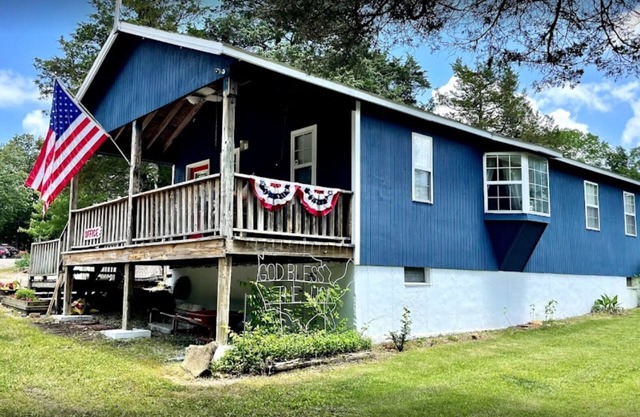 Cozy Creekside Cottage next to City Park. Walk to mainstreet!