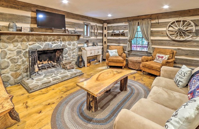 Cozy Creekside Mountain Escape w/Hot Tub!