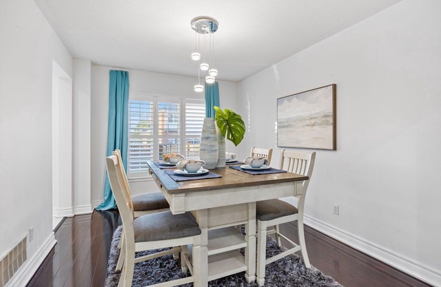 Cozy Cute Room in Ajax (Young Professional/Student/Short Stay/Long Term)