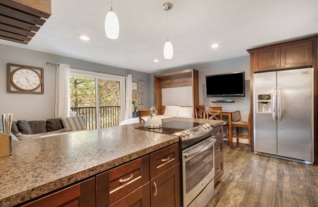 Cozy Downtown 2nd Story Condo That Overlooks Pioneer Park