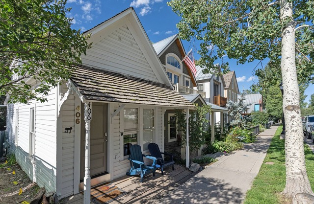 Cozy Downtown Cottage by the Gondola!