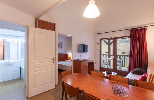Cozy Duplex 3-BR with Covered Parking, Pool, Fitness, and Close to Slopes