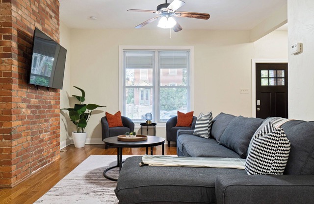 Cozy East End Convenient Getaway