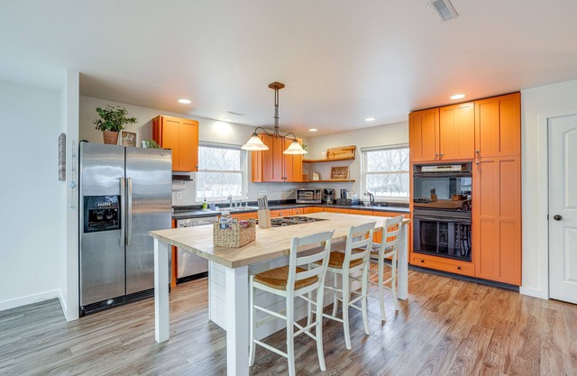 Cozy Family Retreat w/Fireplace, Near Wineries!