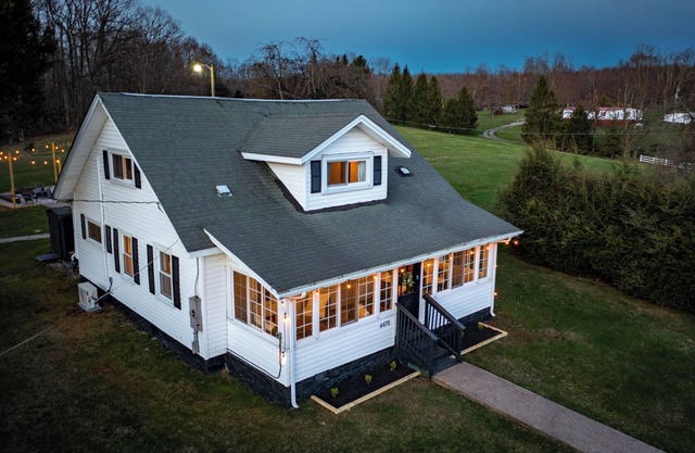 Cozy Farmhouse Gem! - 8 min to NRG! Hot Tub/EV Charger