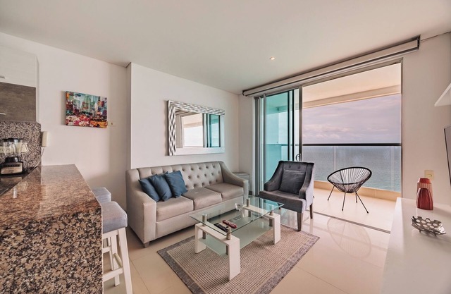 Cozy Flat with Large Balcony in Palmetto Beach