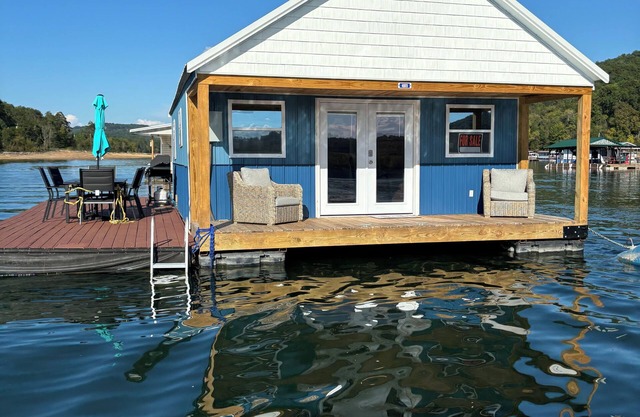 Cozy floating home, AC on Norris Lake at Straight Creek Marina