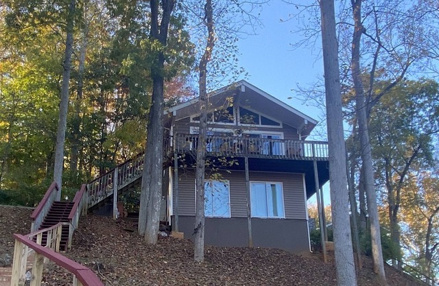 Cozy & fun Lake House with water access and game room!