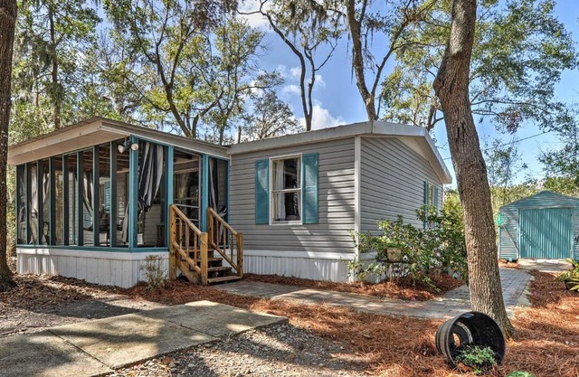 Cozy Georgia Abode - Screened-In Porch and Fire Pit!