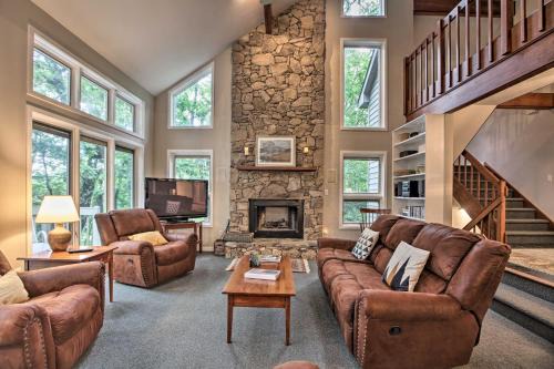 Cozy Getaway in Wintergreen Resort Deck and Hot Tub